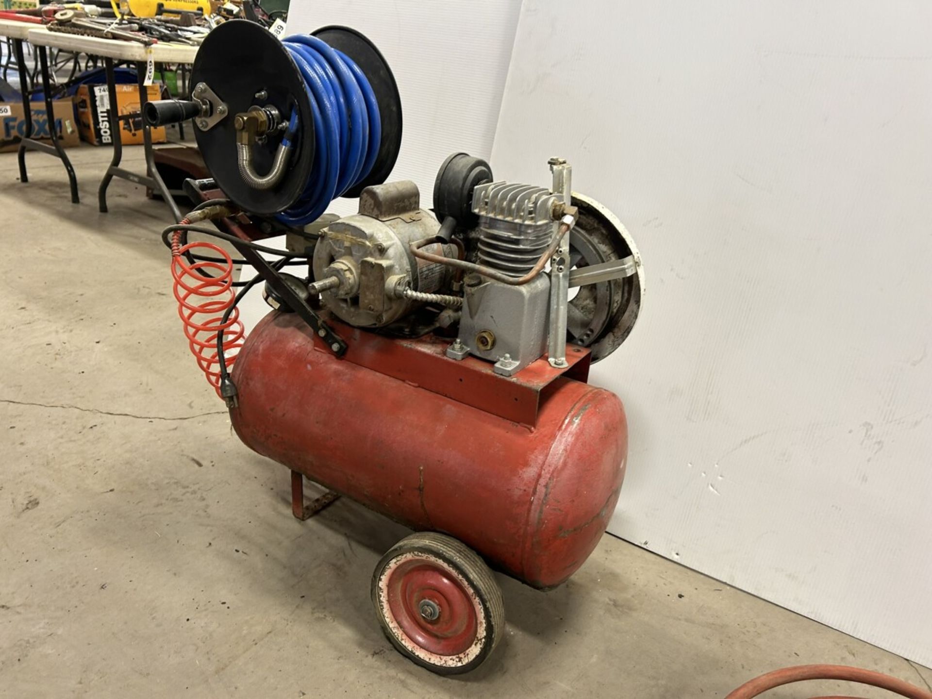 115V AIR COMPRESSOR W/ HOSE AND REEL - Image 5 of 7