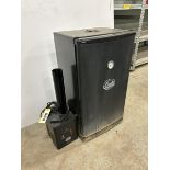 BRADLEY CHEST STYLE SMOKER W/ PUCK STYLE SMOKE GENERATOR