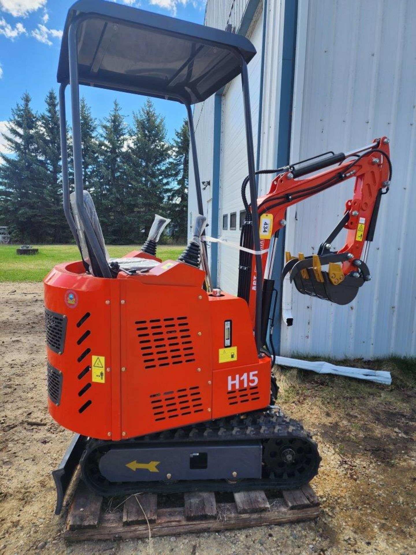 2024 AGT H15 MINI EXCAVATOR (UNUSED) S/N: A2310153673