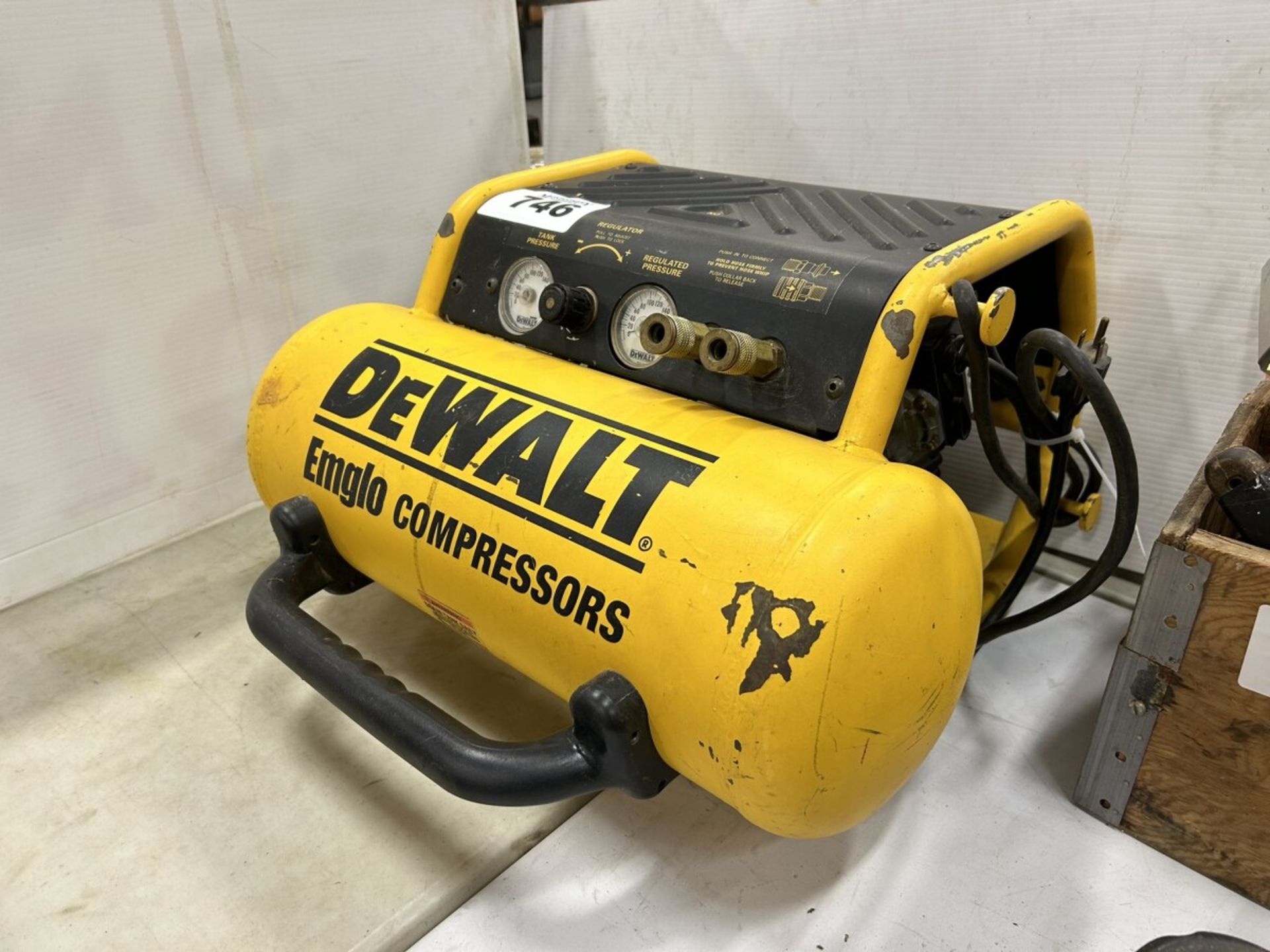 DEWALT PORTABLE AIR COMPRESSOR - Image 2 of 5