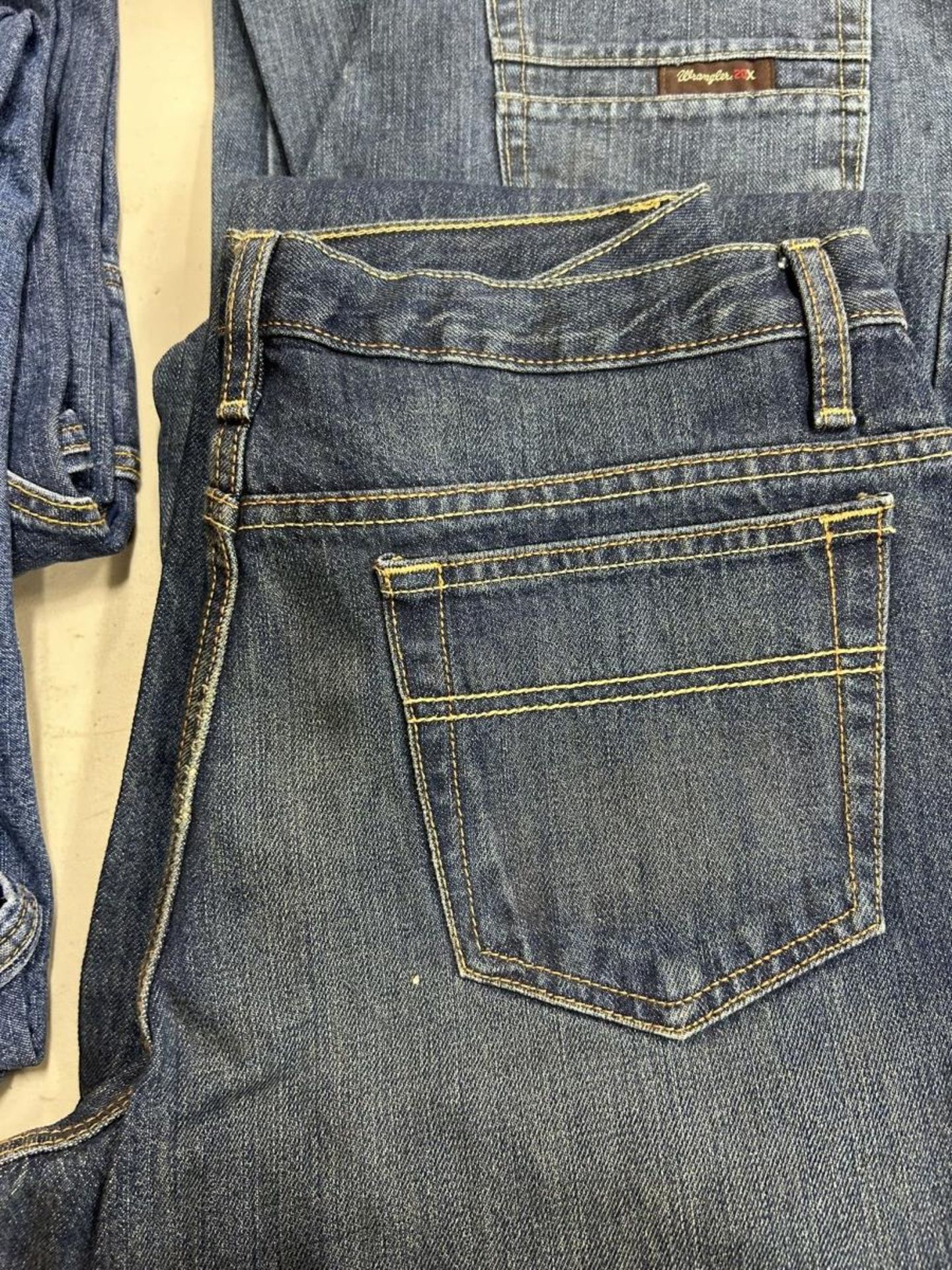 3 PAIRS OF JEANS: WRANGLERS 30X34, CINCH 30X34, CINCH 34X34 - Image 3 of 5