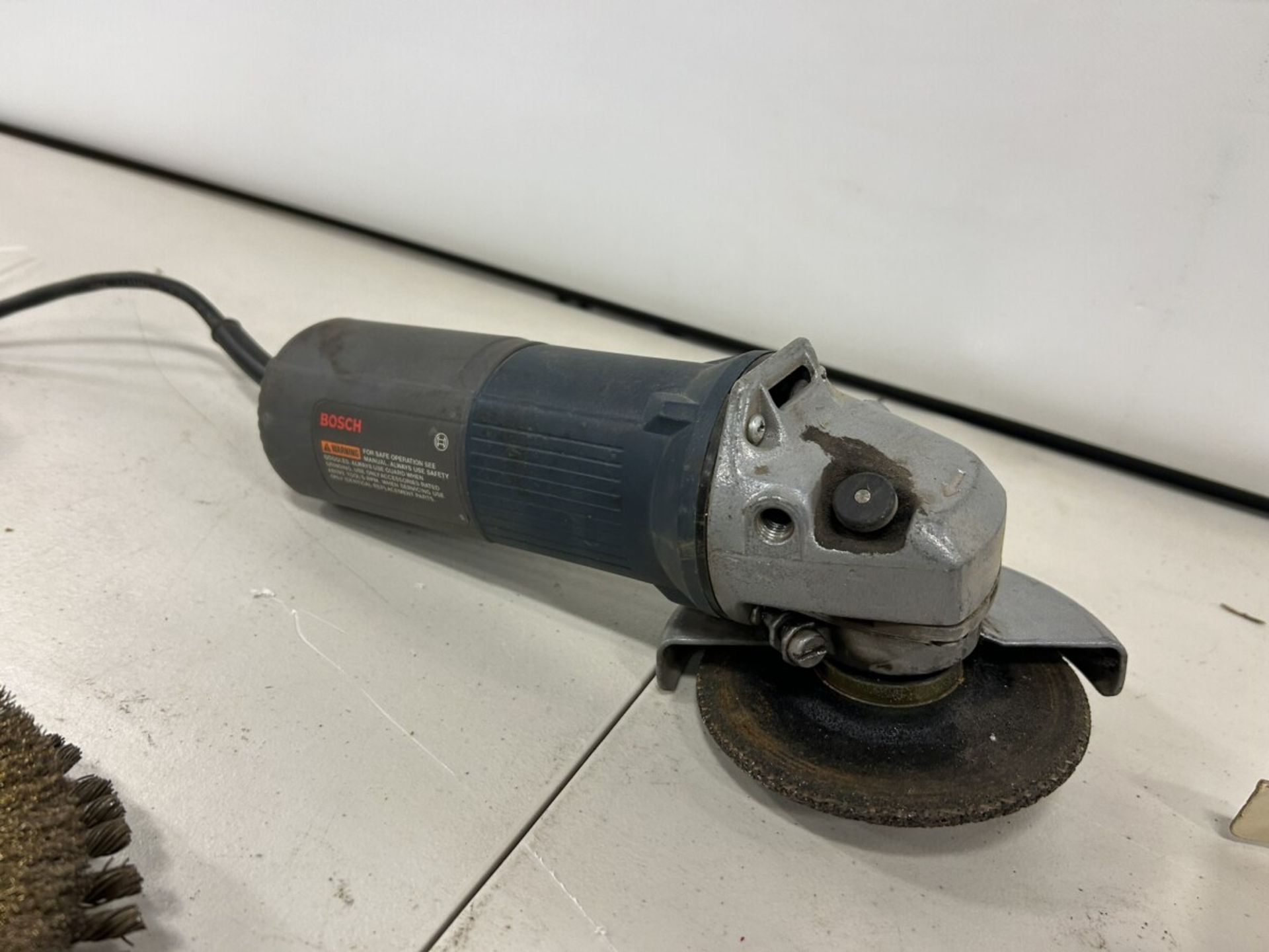 BOSCH 4-1/2 ANGLE GRINDER W/ASSORTED DISCS - Image 2 of 4