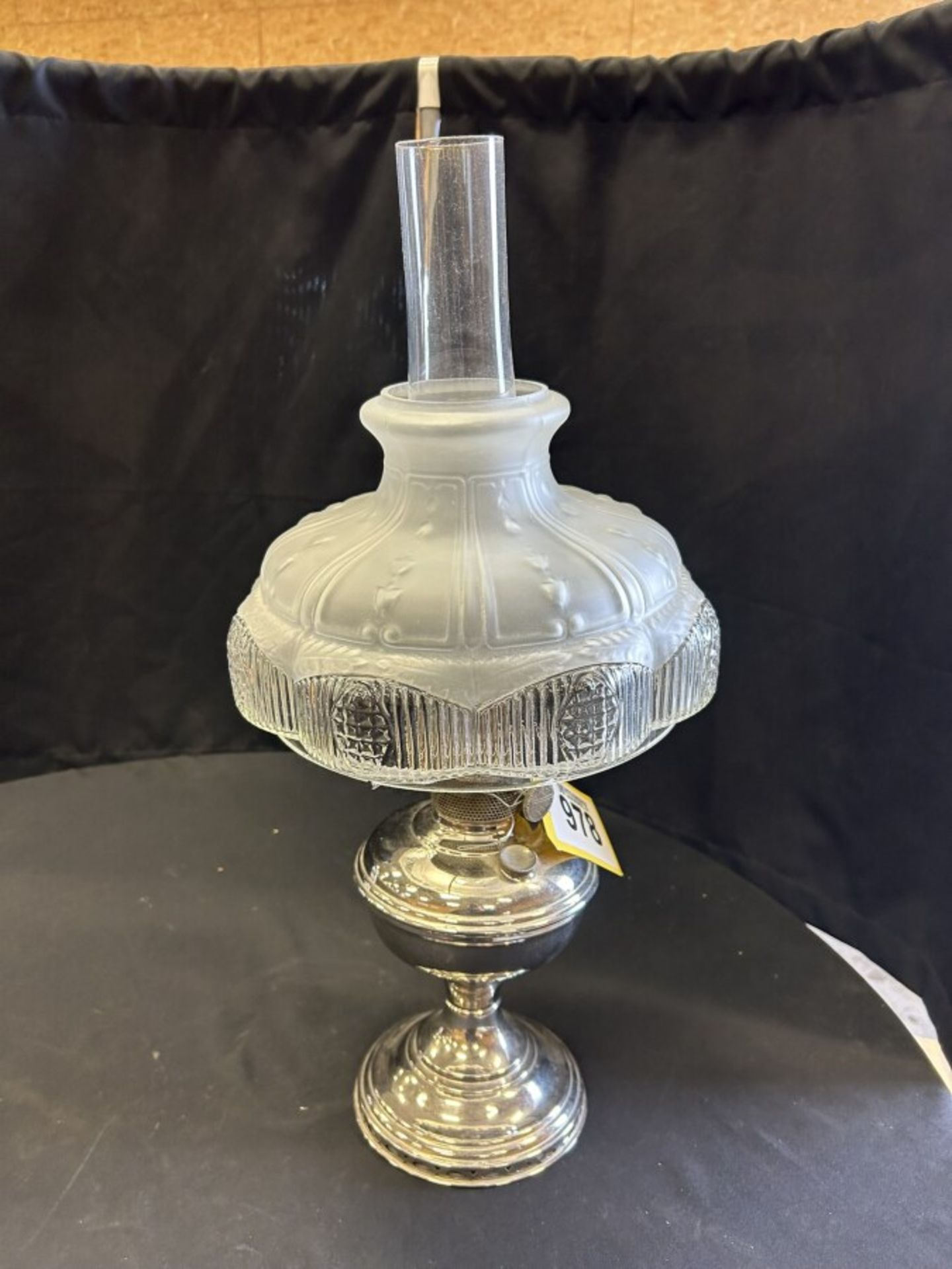 ANTIQUE ALADDIN MODEL 11 TABLE OIL LAMP - Image 2 of 5