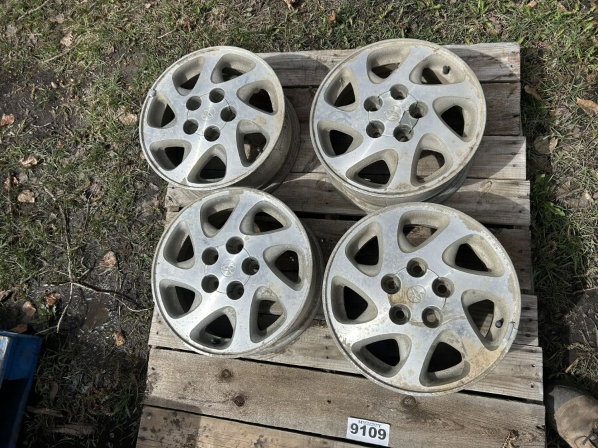 4-16 IN TOYOTA 5 BOLT ALUMINUM RIMS - Image 2 of 7