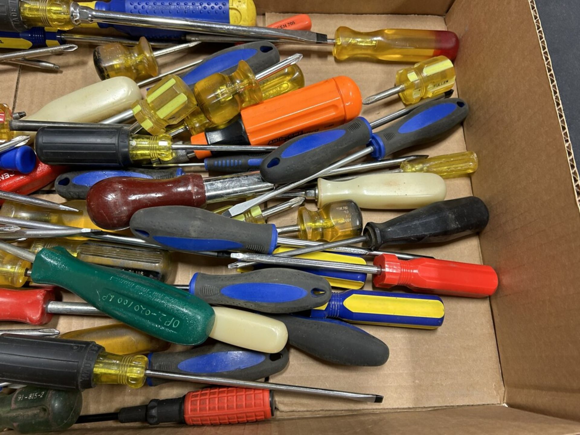 L/O ASSORTED SCREWDRIVERS - Image 4 of 4