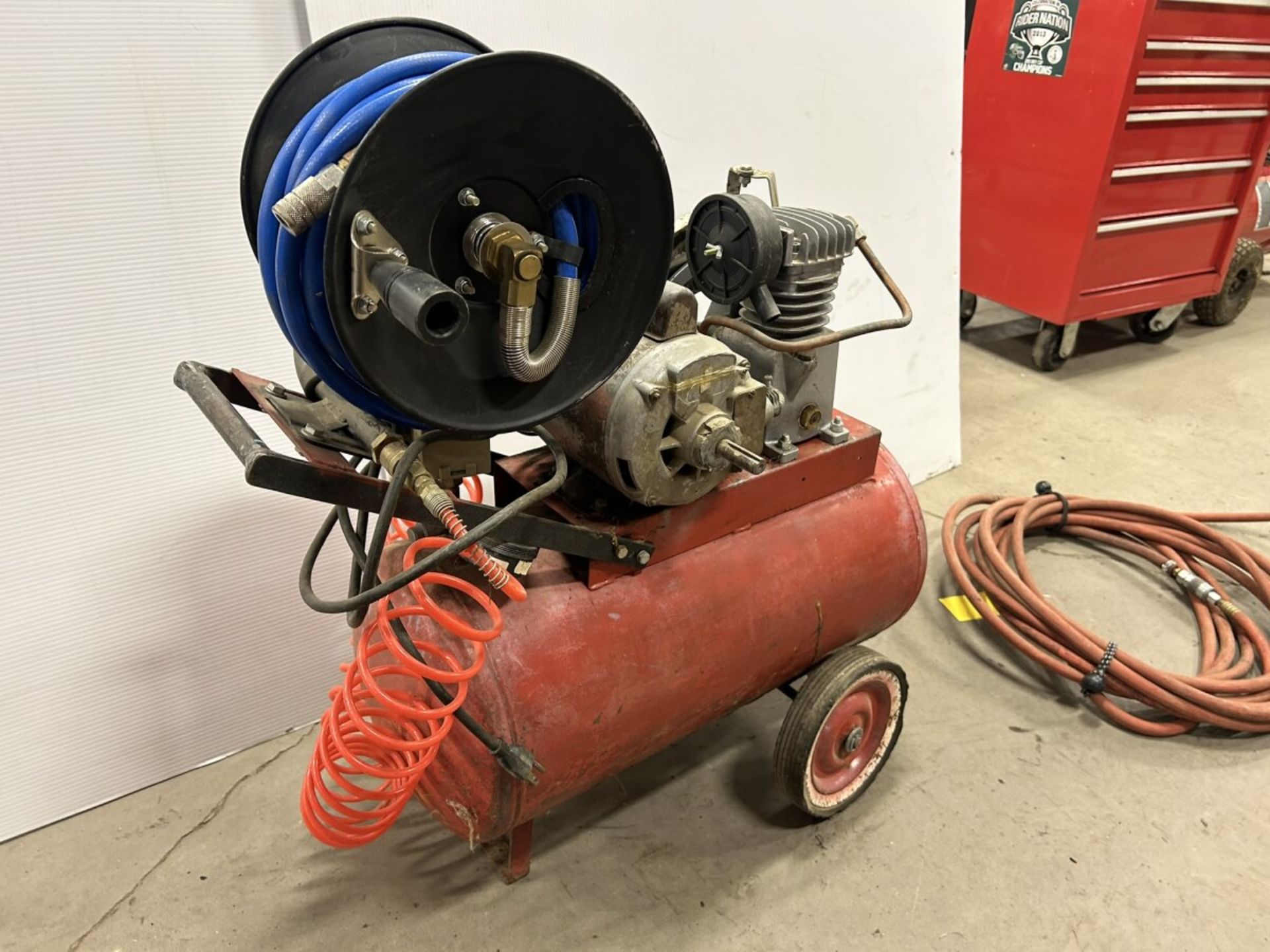 115V AIR COMPRESSOR W/ HOSE AND REEL - Image 4 of 7