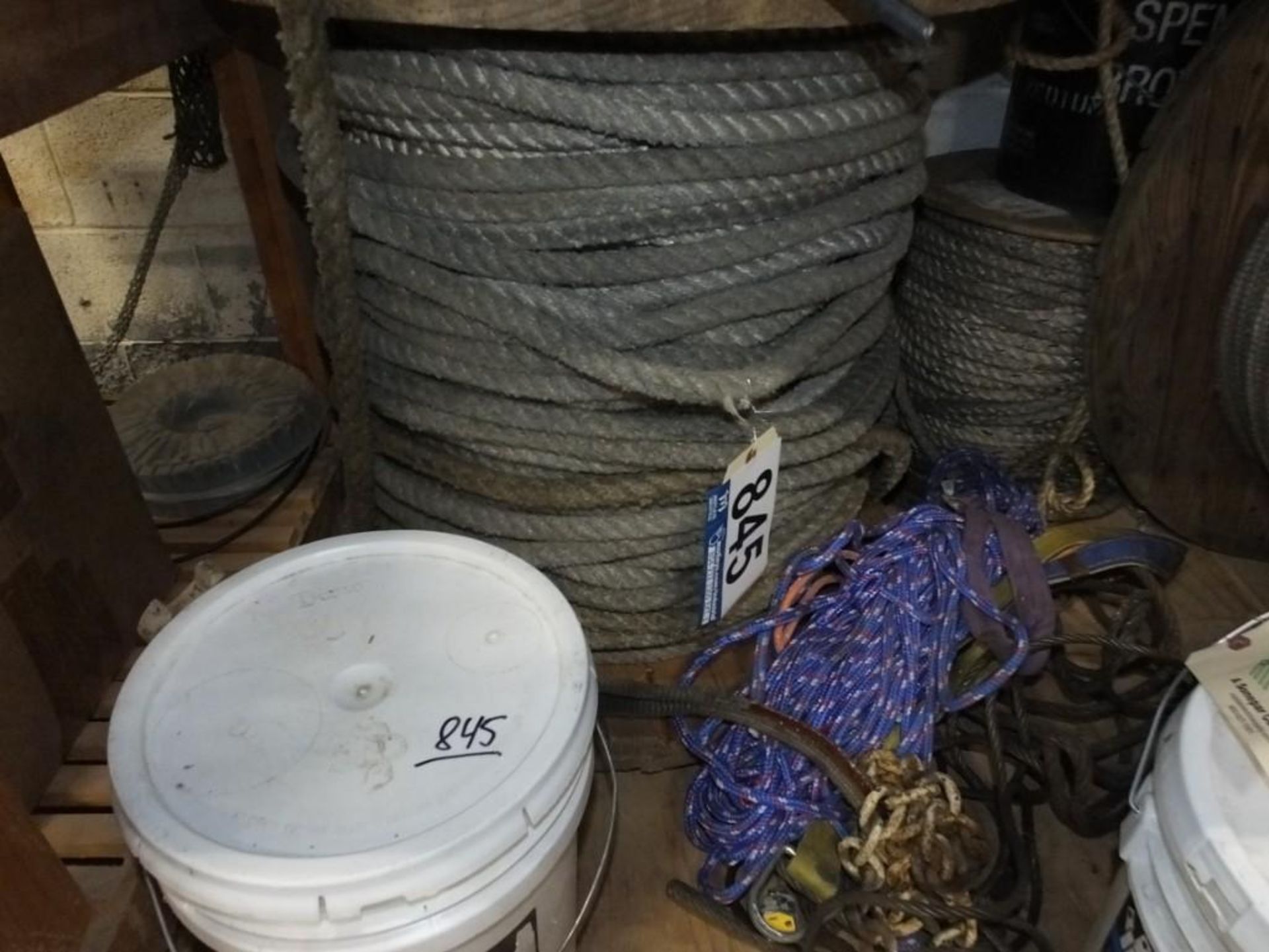 2 Spools Twisted Pull Line and Lubricant
