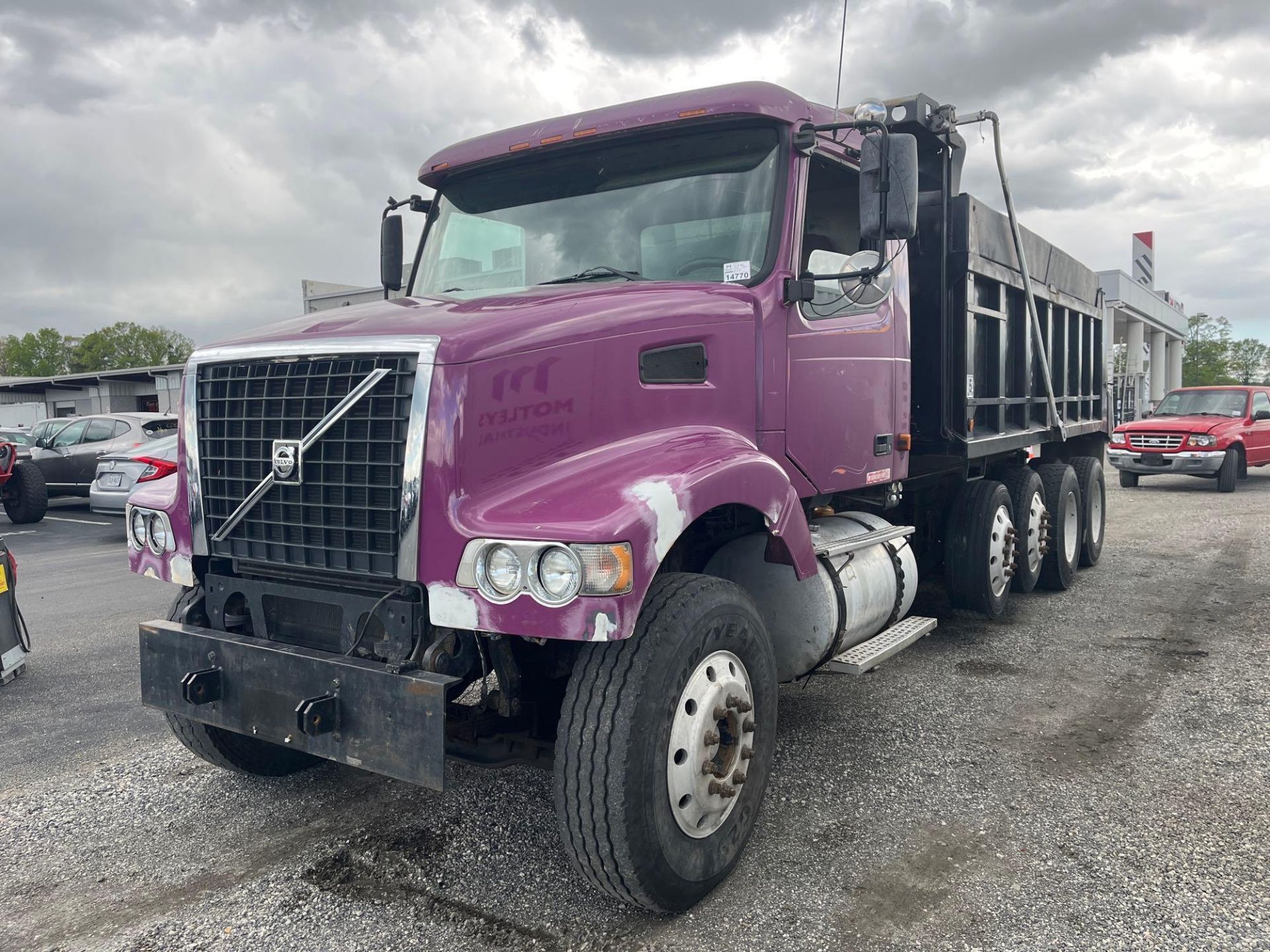 2006 Volvo VHD Dump Truck - Image 4 of 26