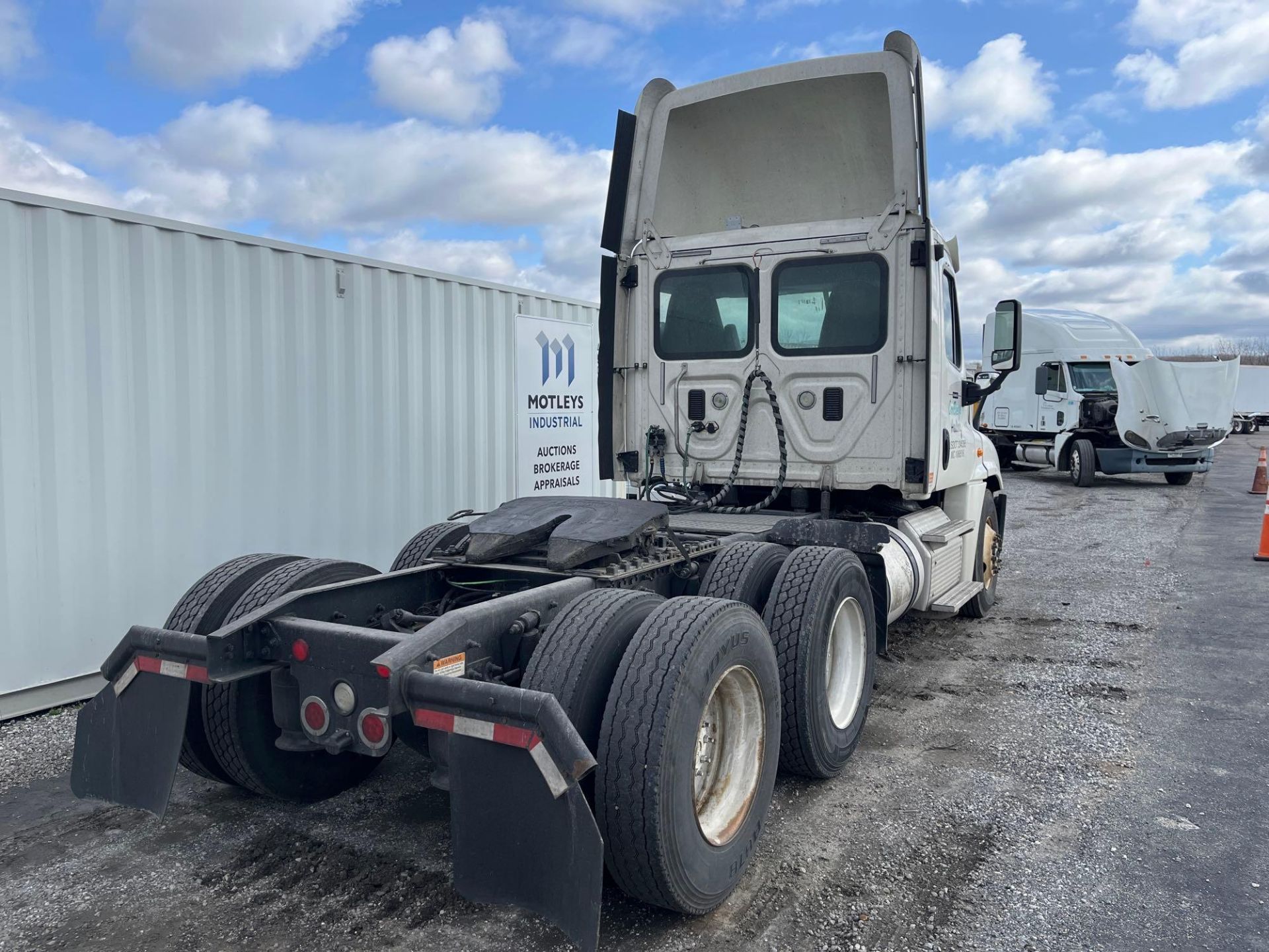 2014 Freightliner Cascadia Road Tractor - Image 2 of 19