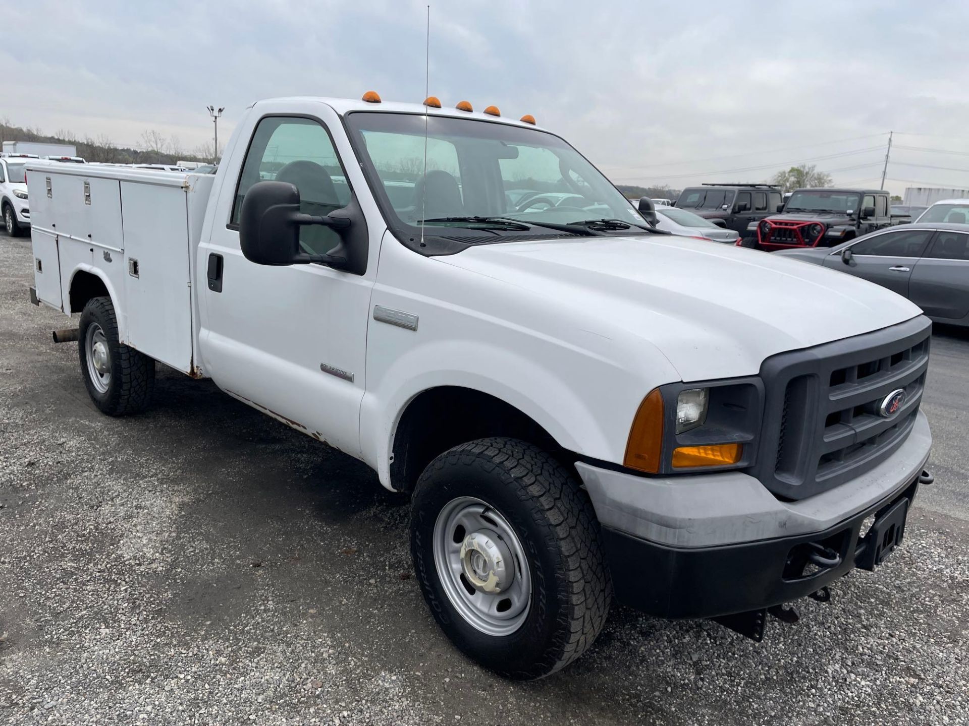 2005 Ford F350 4x4 Utility Truck - Image 4 of 29