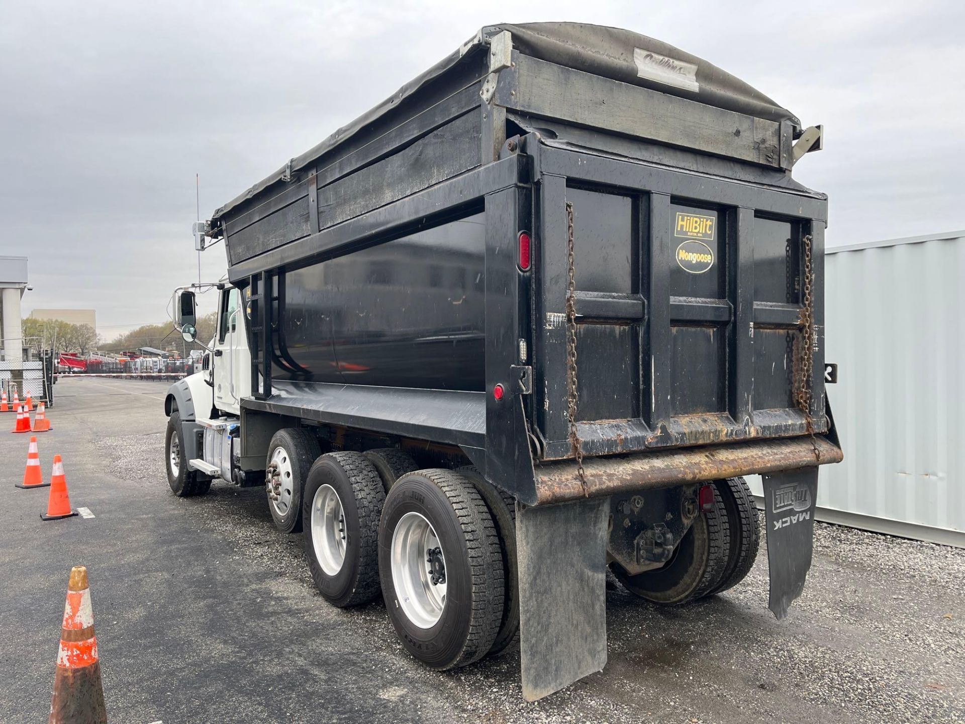 2020 Mack Granite GR64F Tri-Axle Dump Truck - Bild 2 aus 24