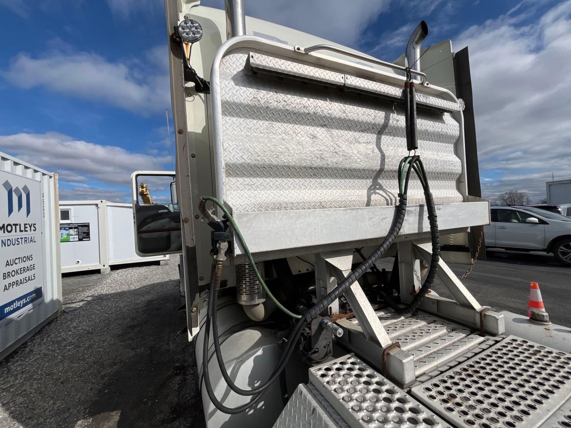 2016 Mack CXU613 Sleeper Road Tractor - Image 13 of 27