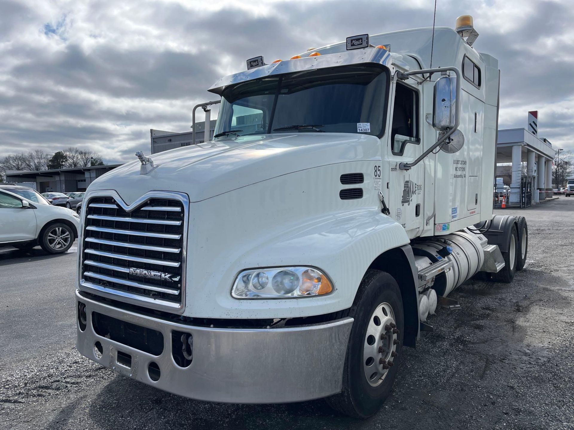 2016 Mack CXU613 Sleeper Road Tractor - Image 4 of 27