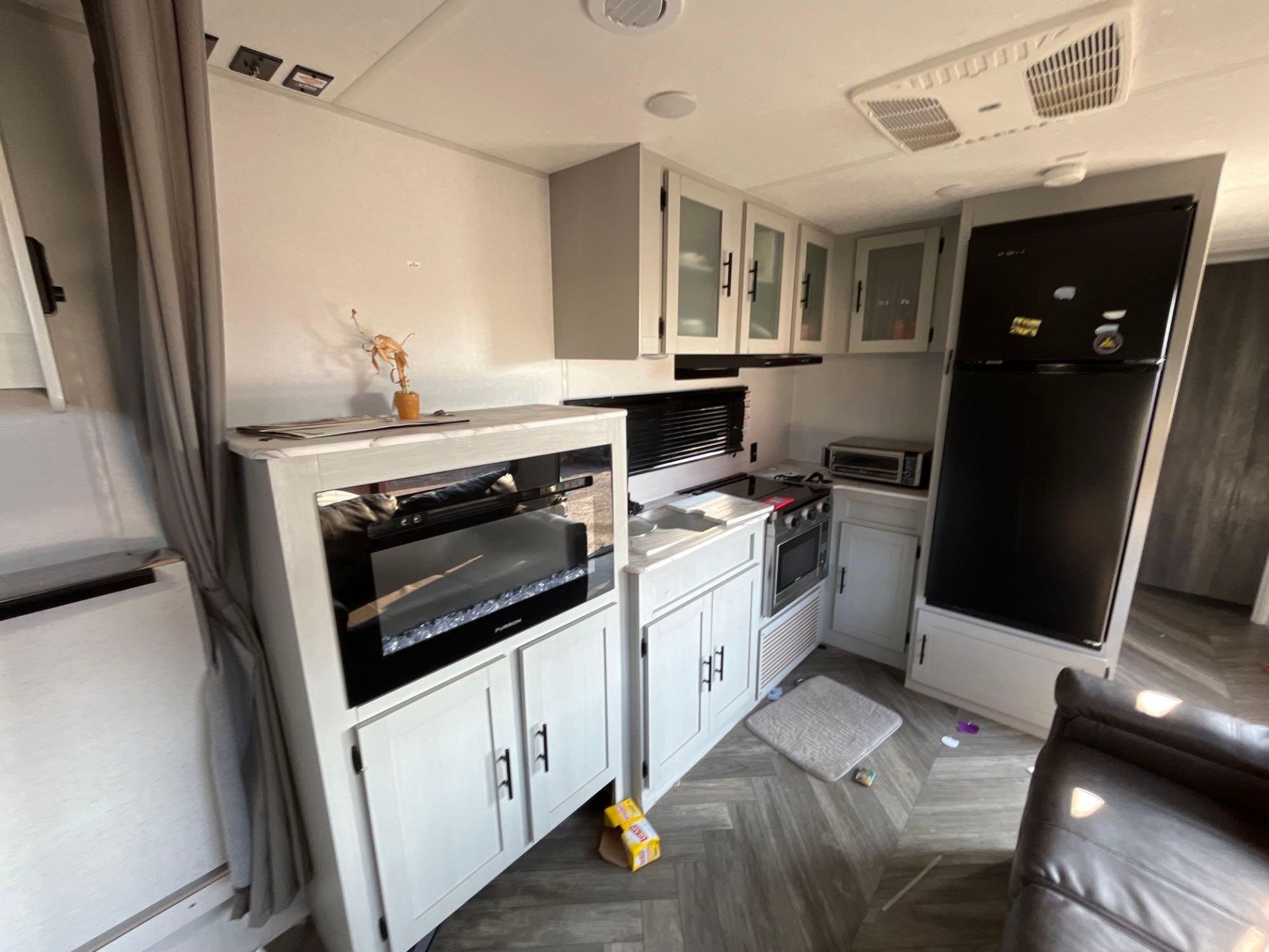 2021 Forest River Wildwood 270RTKX RV Camper / Trailer - Image 15 of 24