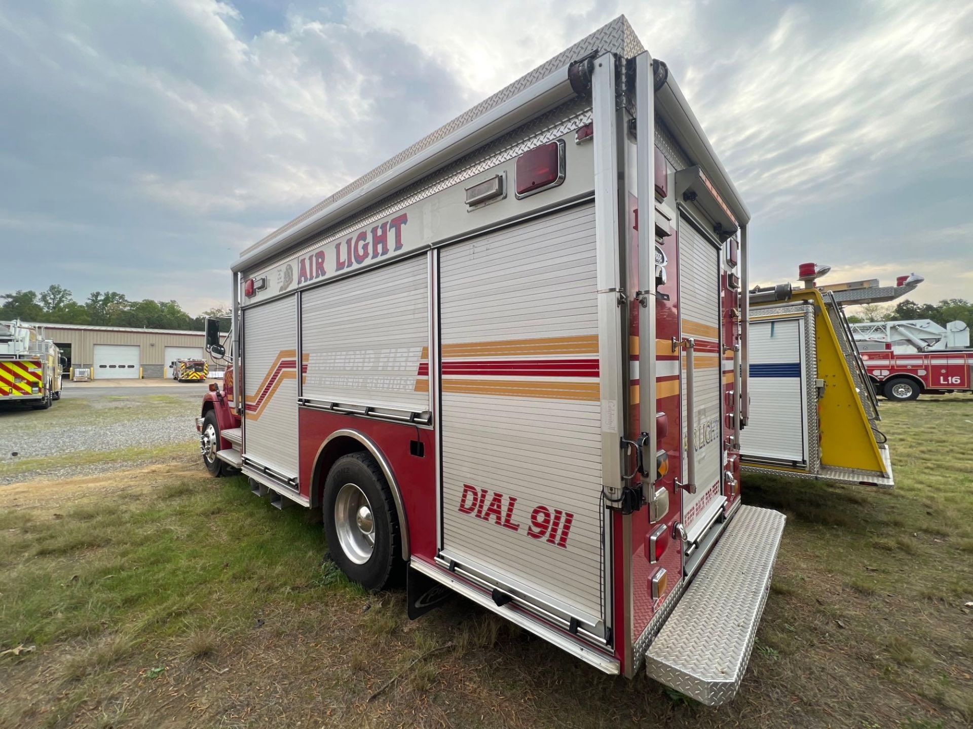 2001 Freightliner FL70 Fire/Rescue Truck - Image 4 of 24
