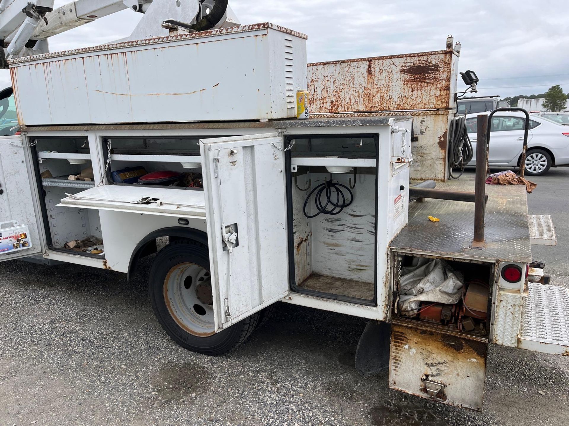 2007 Ford F550 Bucket Truck - Image 10 of 27