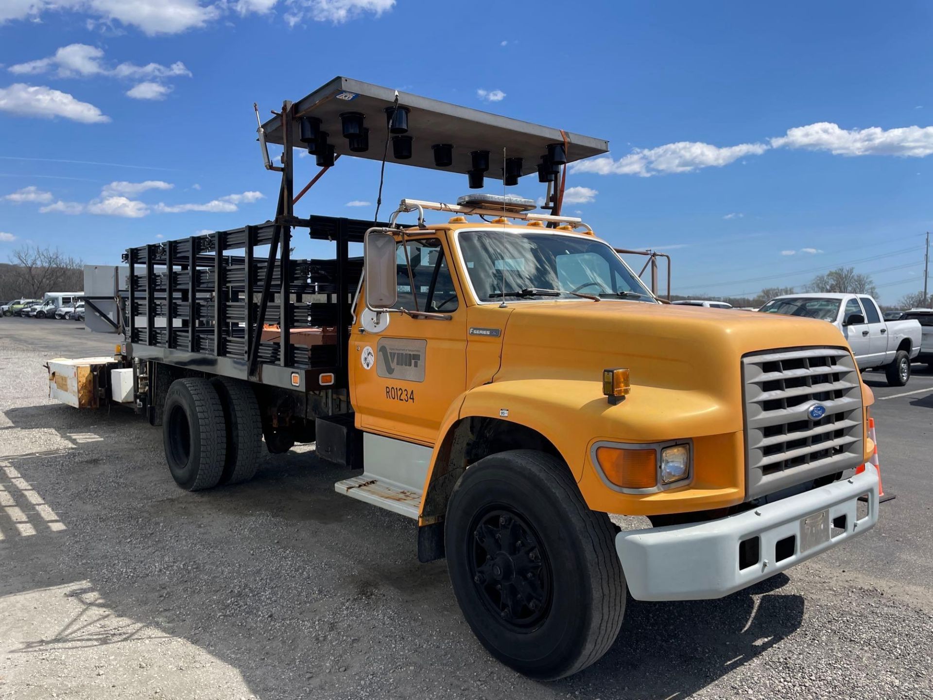 1995 Ford F800 Crash Cushion Truck - Image 4 of 24