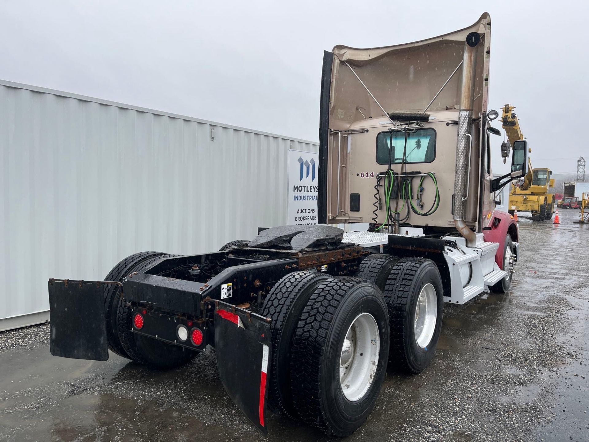 2016 Peterbilt Class 8 Day Cab Road Tractor - Image 2 of 22