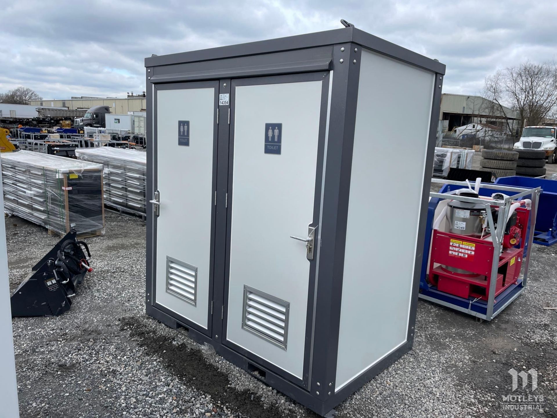 2023 Bastone 110V Portable Double Stall Toilets