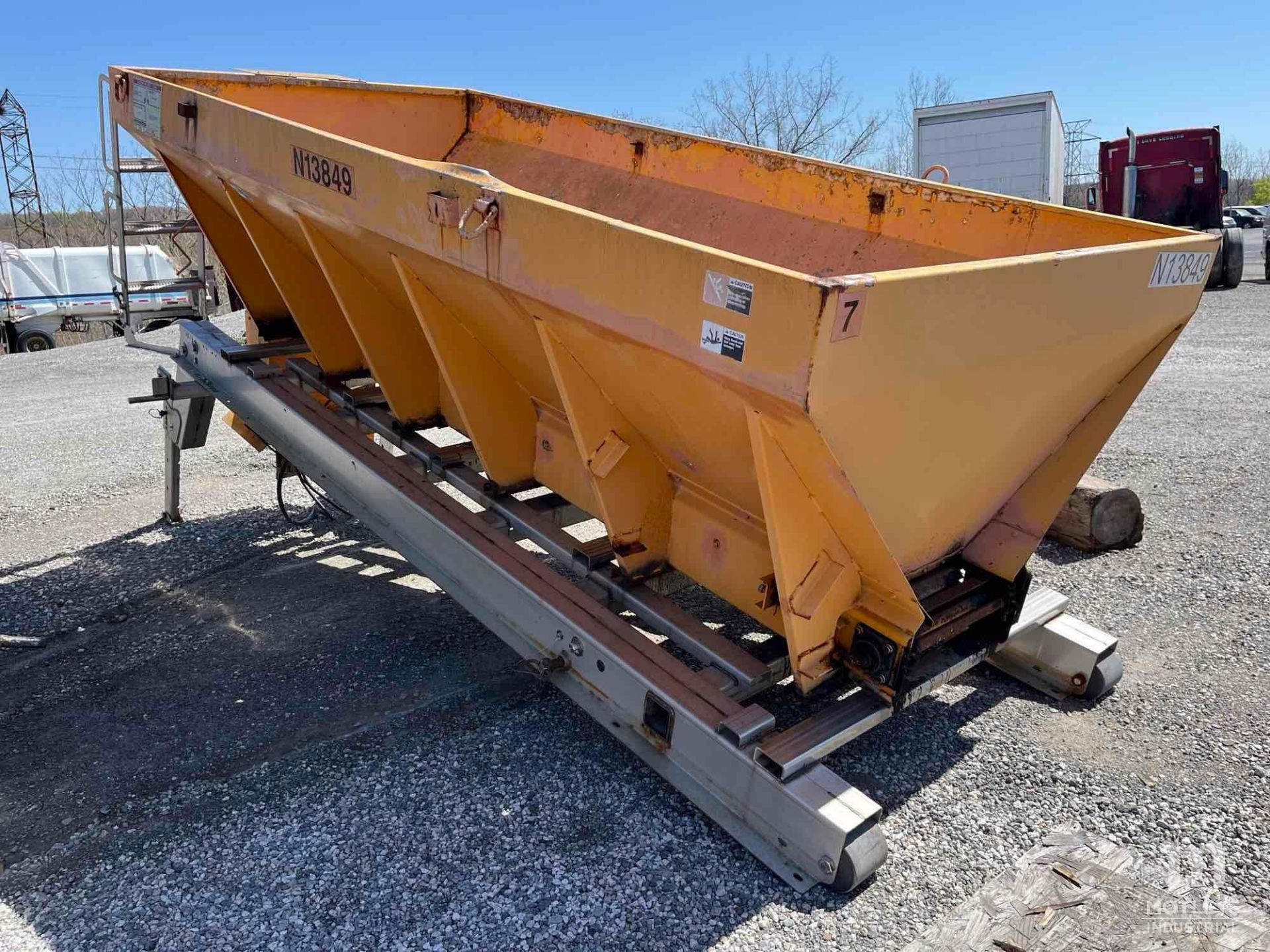 1999 Henderson FSH14VA99HYD 14' Hydraulic Abrasive Spreader - Image 4 of 9