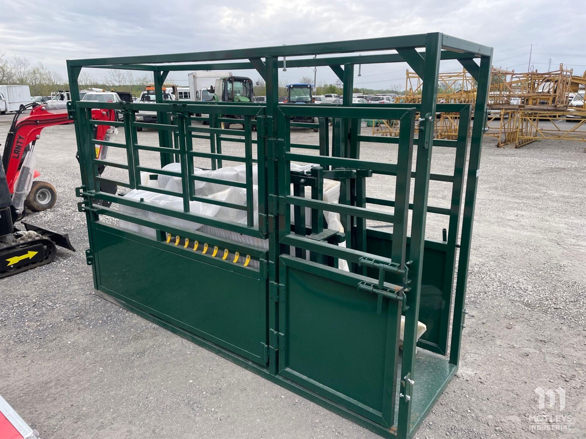 2024 Steelman 11' Cattle Squeeze Chute