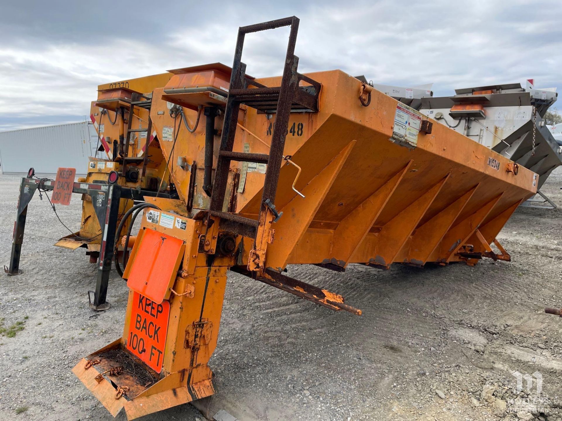 2000 Henderson FSH14VA00HYD 14' Hydraulic Abrasive Spreader - Image 3 of 7