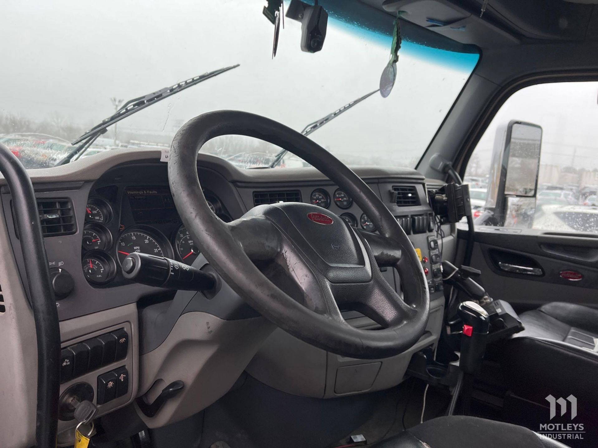 2016 Peterbilt Class 8 Day Cab Road Tractor - Image 7 of 23