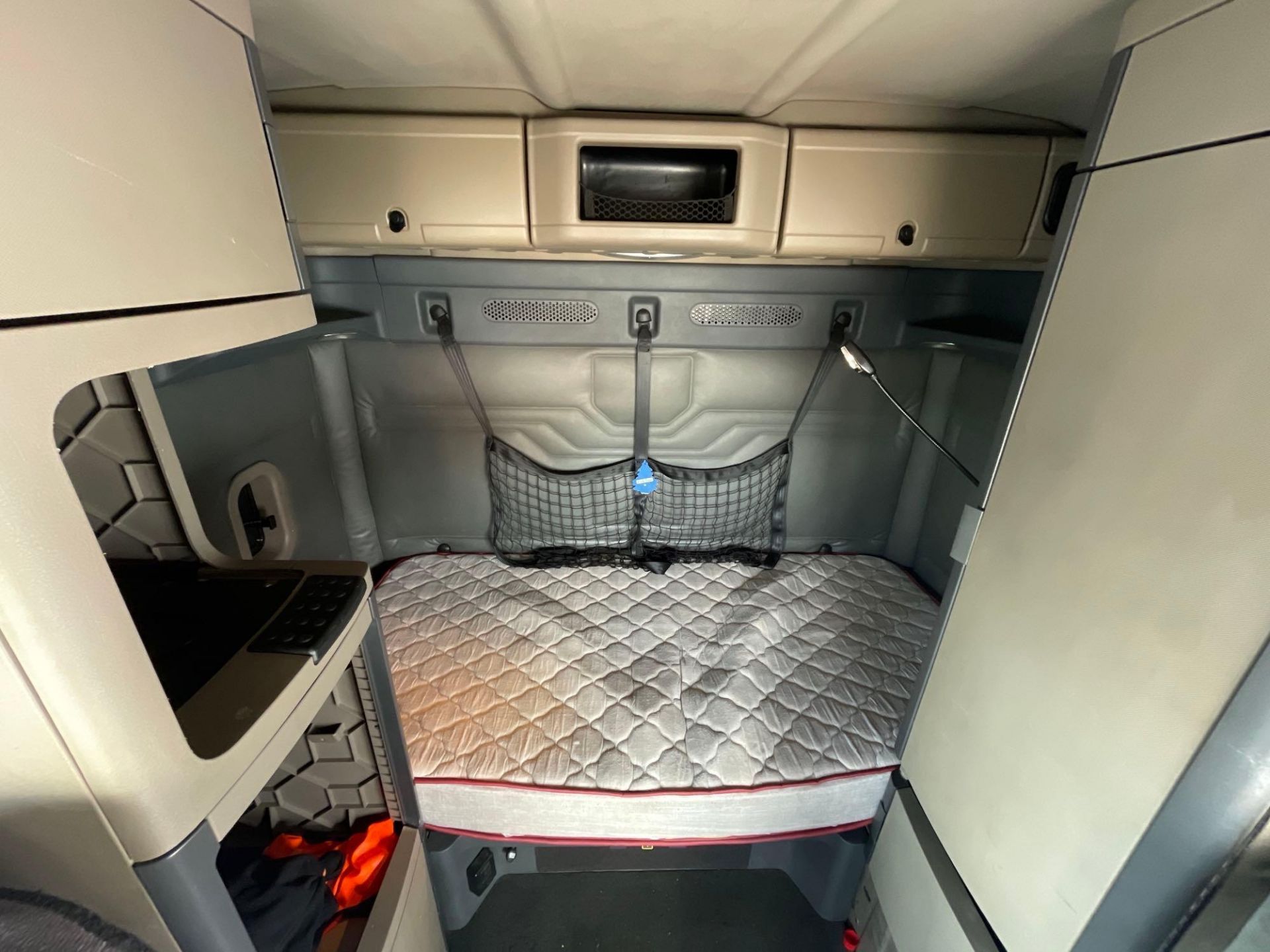 2015 Freightliner Cascadia Sleeper Road Tractor - Image 8 of 26