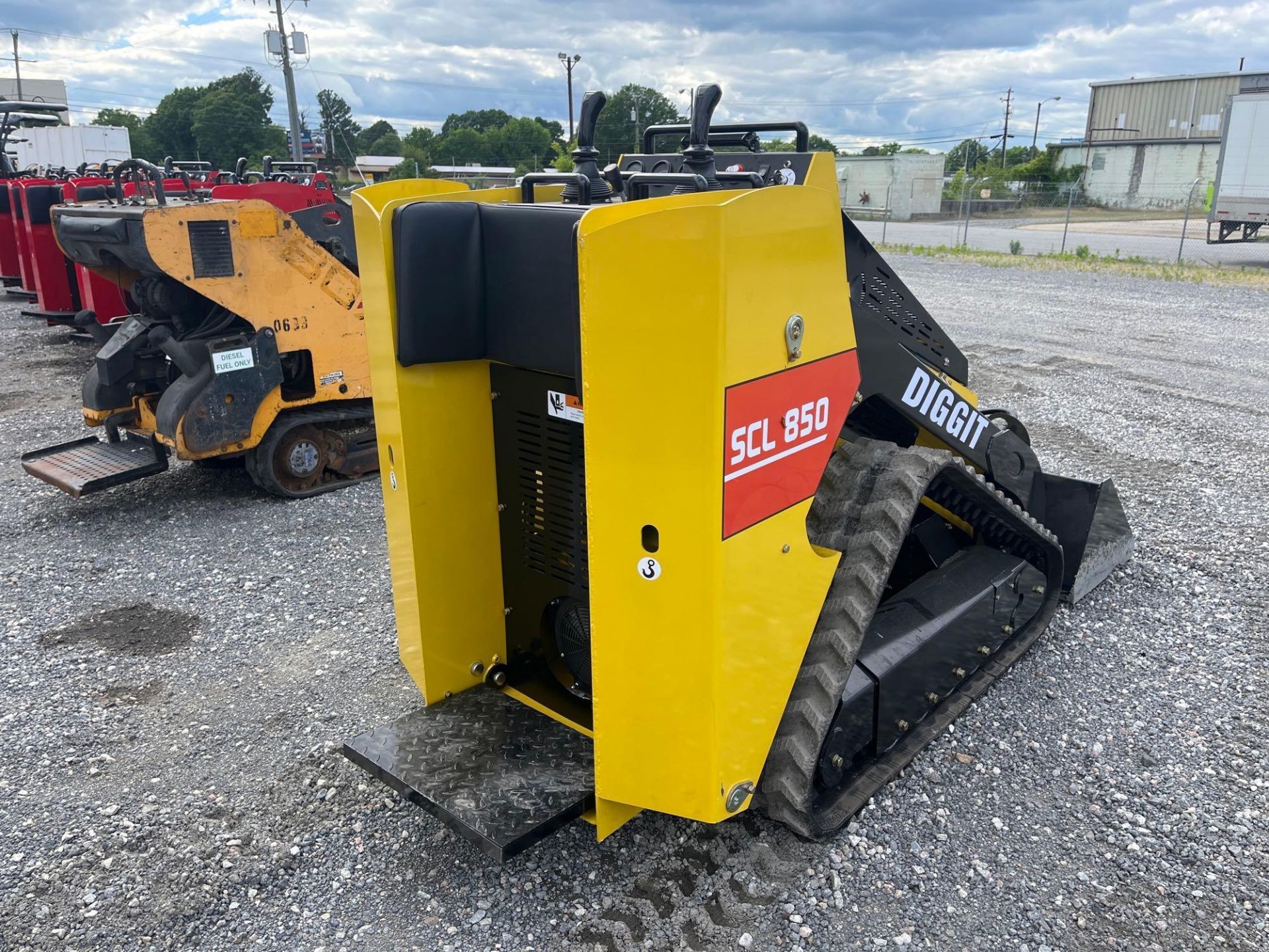 DIGGIT SCL850 Mini Skid Steer Loader - Image 2 of 15