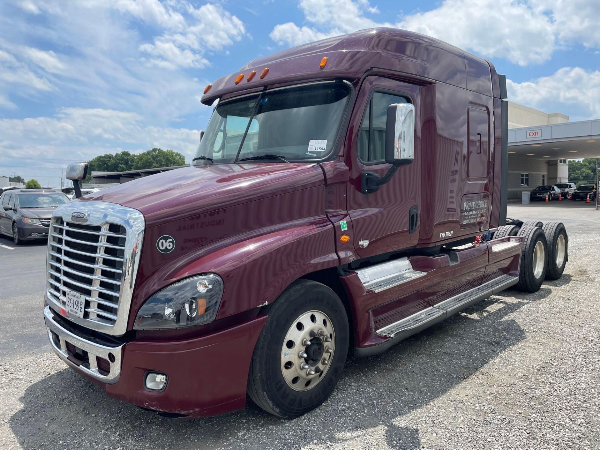 2015 Freightliner Cascadia Sleeper Road Tractor - Image 4 of 26