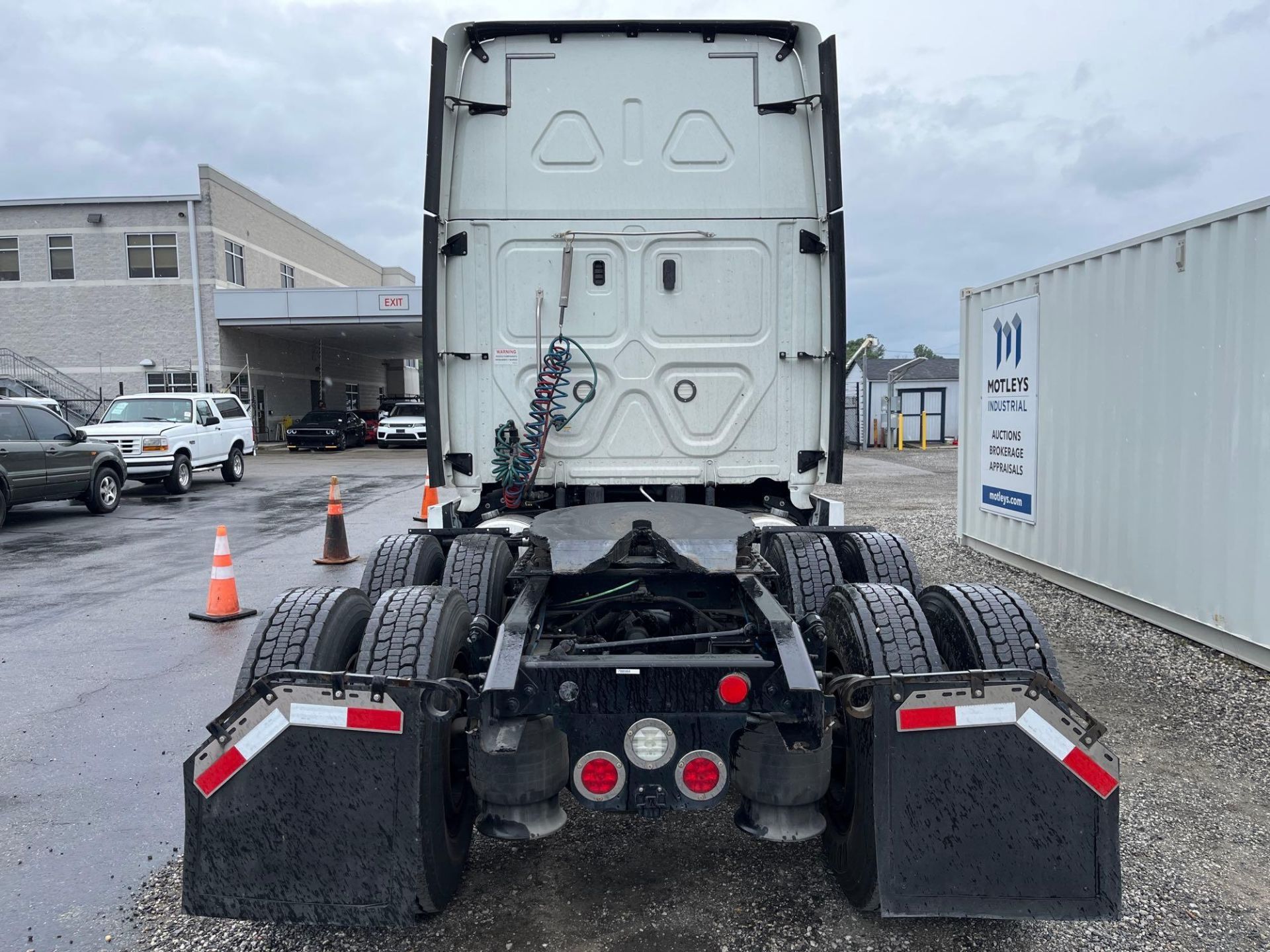 2018 Freightliner Cascadia Sleeper Road Tractor - Image 16 of 25