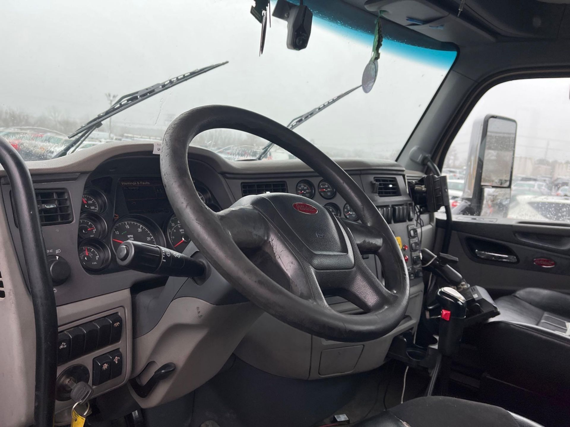2016 Peterbilt Class 8 Day Cab Road Tractor - Image 7 of 22