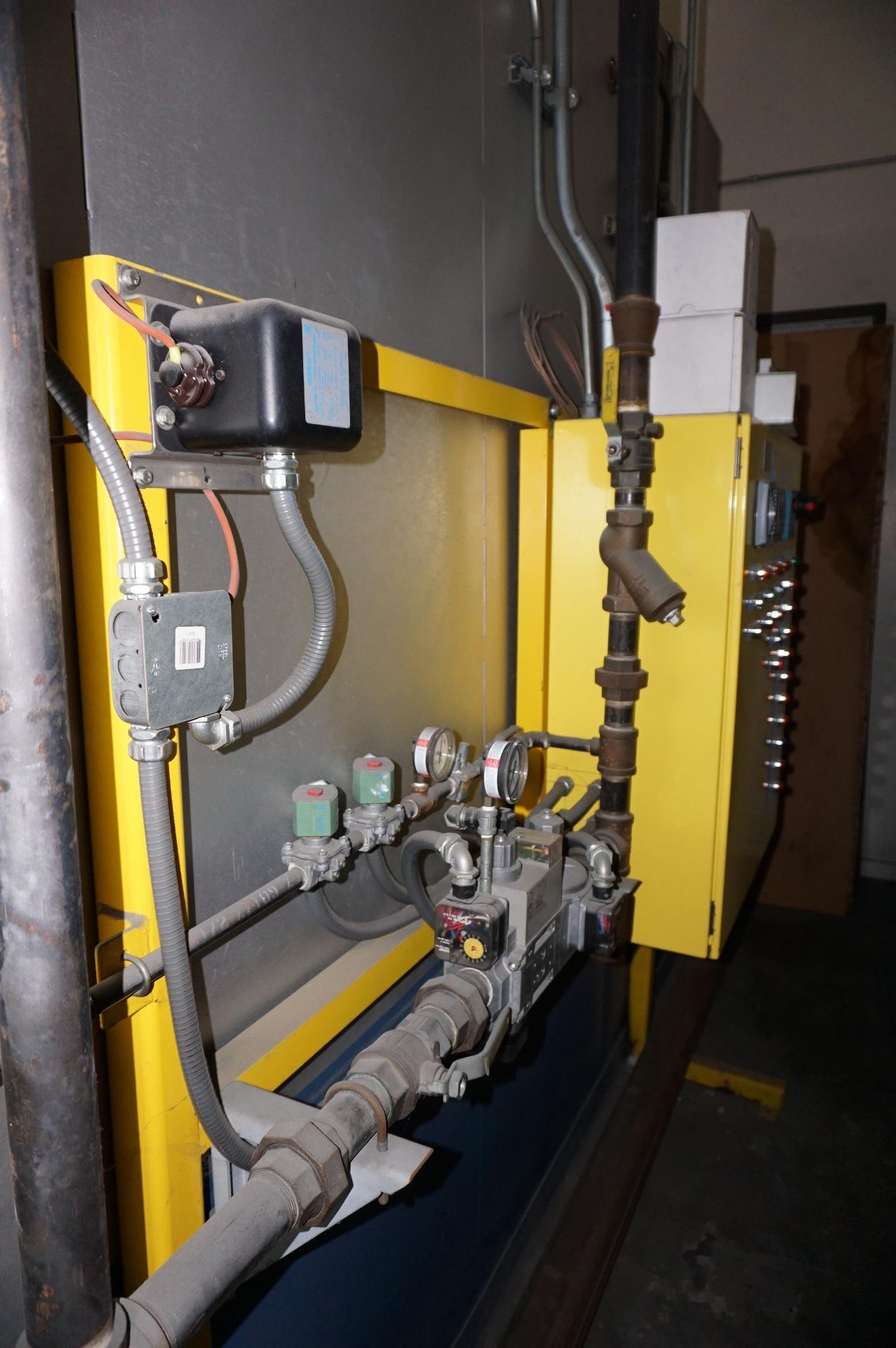 HEAT TREAT WALK IN FURNACE FOR POWDER COATING, DIMENSONS AREA 12' X 9' X 83"H, DUNGS FURNACE GAS - Image 6 of 13