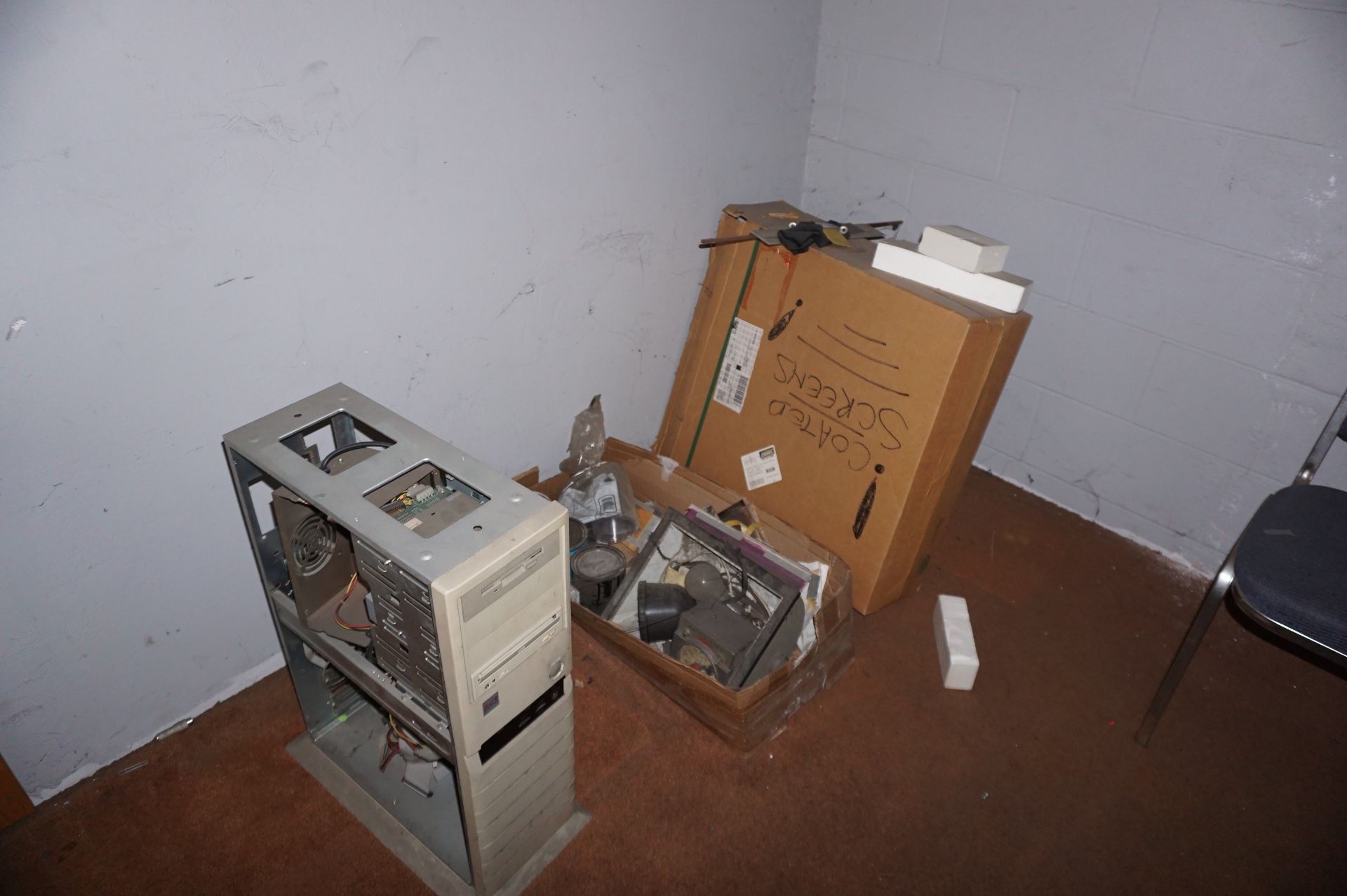 ROOM UPSTAIRS IN SHOP WITH CONTENTS TO INCLUDE: MISC. CHAIRS, COMPUTER PARTS, METAL BINS - Image 2 of 4