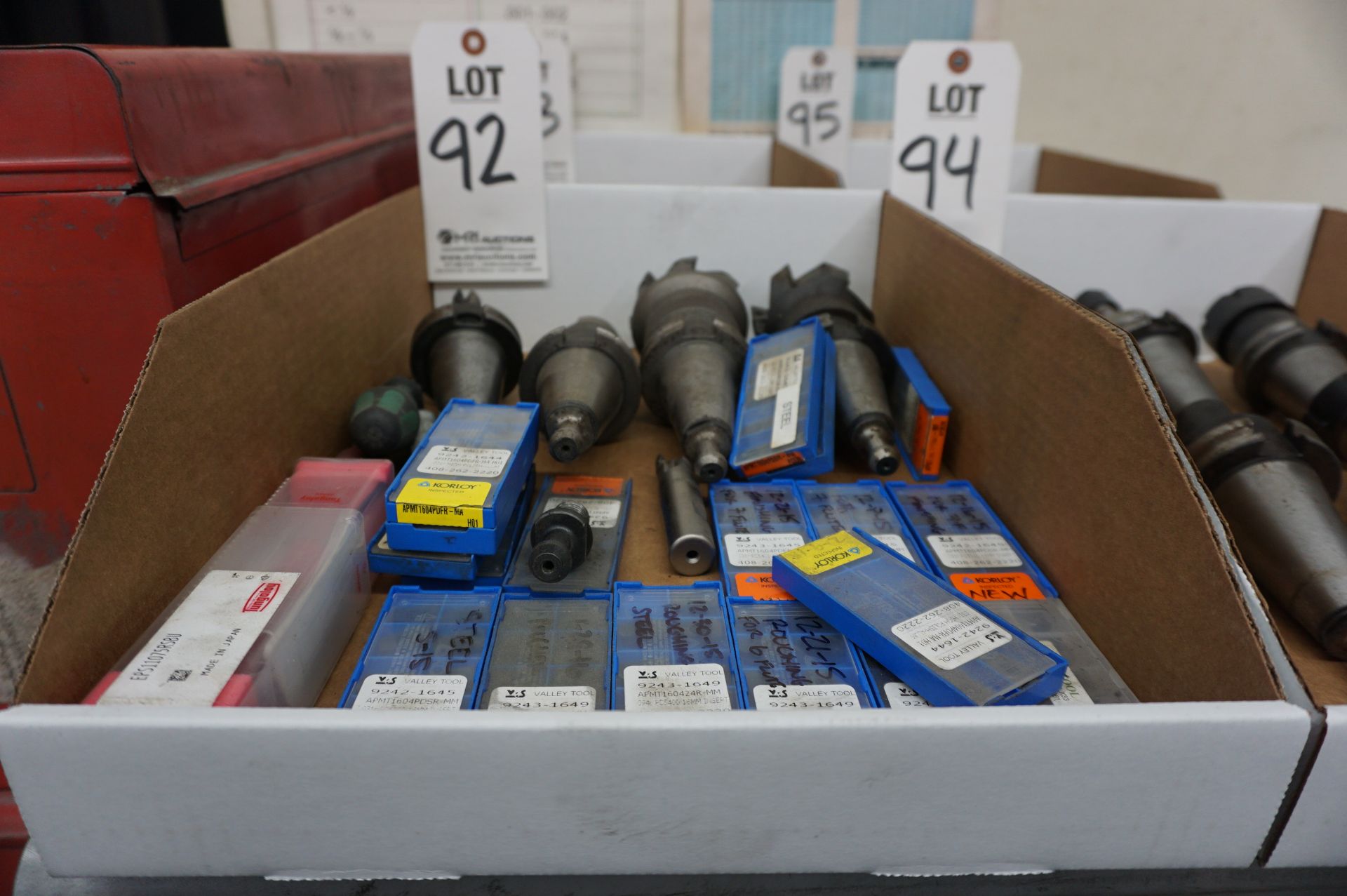 LOT TO INCLUDE: (4) CAT40 TOOL HOLDERS WITH MISC. INDEXABLE MILLS AND FACE MILLS, CARBIDE INSERTS