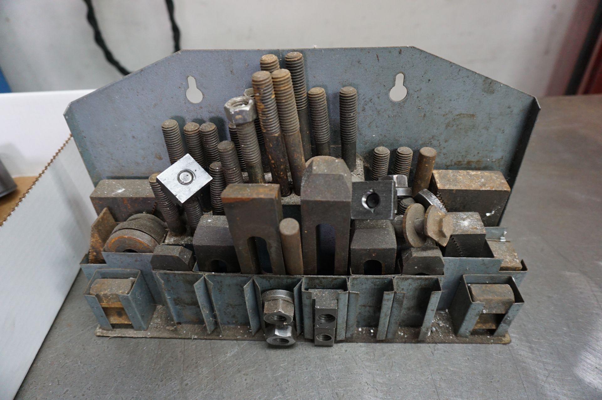 MANUAL KNEE MILL SUPPORT LOT TO INCLUDE: WORKHOLDING HARDWARE SET, PARTIAL, 6" MACHINE VISE WITH - Image 4 of 4