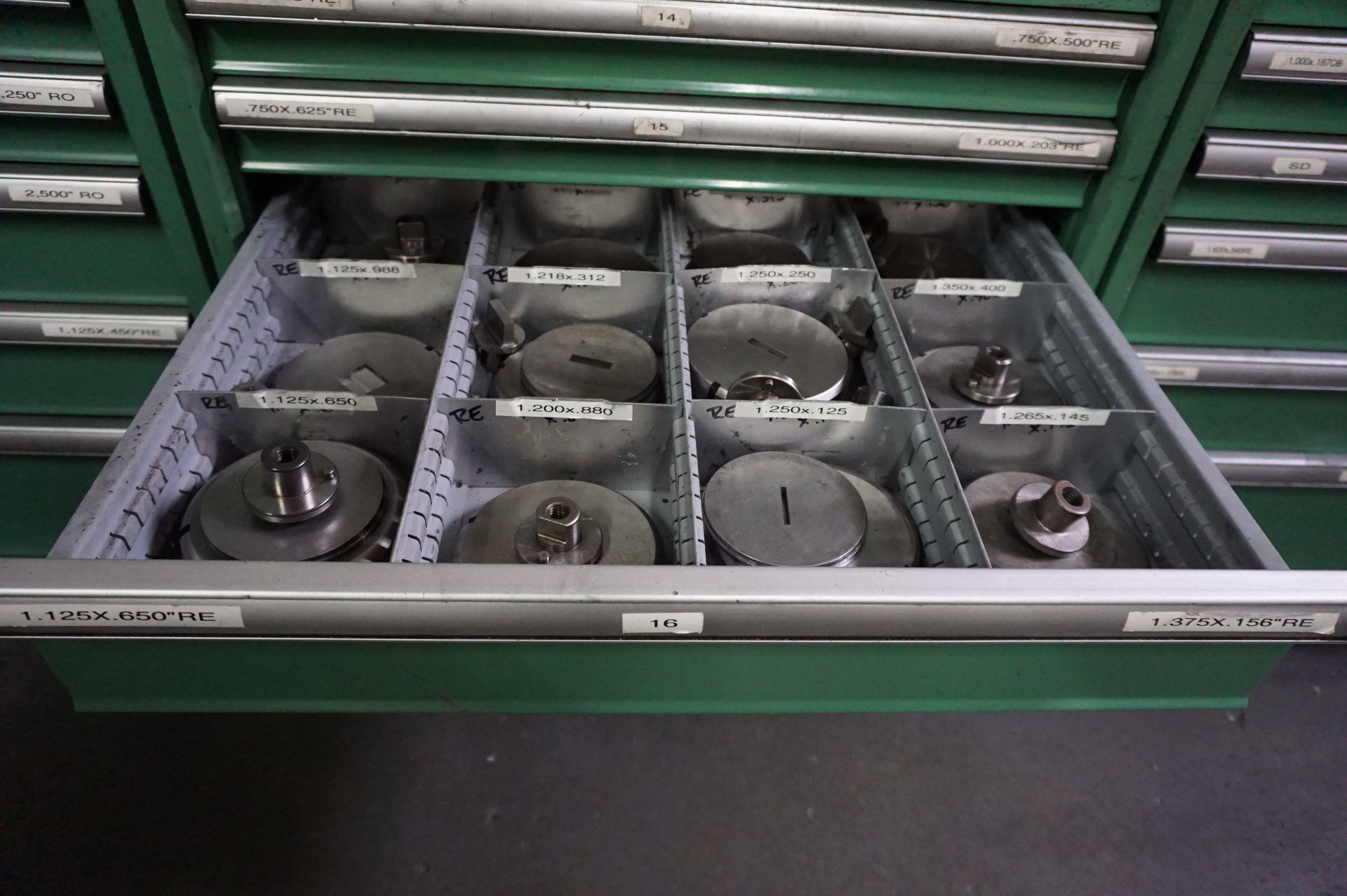 CONTENTS OF 9 DRAWER CABINET TO INCLUDE: .094" SQUARE PUNCHES - .550" SQUARE PUNCH TOOLING 1 1/4" - Bild 7 aus 9