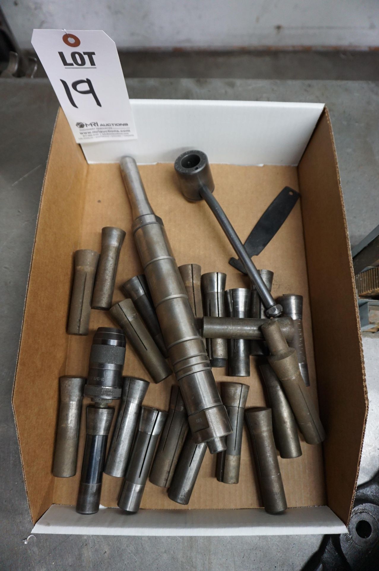 MANUAL KNEE MILL SUPPORT LOT TO INCLUDE: WORKHOLDING HARDWARE SET, PARTIAL, 6" MACHINE VISE WITH - Image 2 of 4