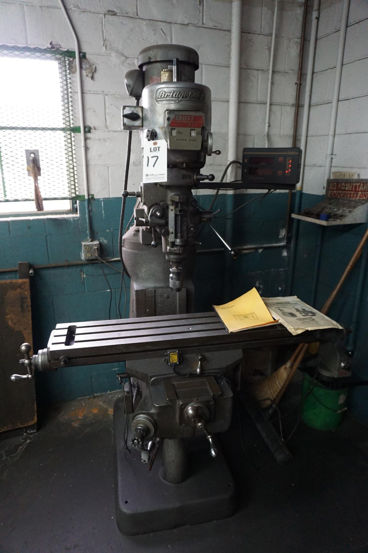 BRIDGEPORT SERIES 1 MANUAL KNEE MILL S/N J222541 WITH SERVO TYPE 150 POWER FEED, SARGON DRO, 48" - Bild 2 aus 10