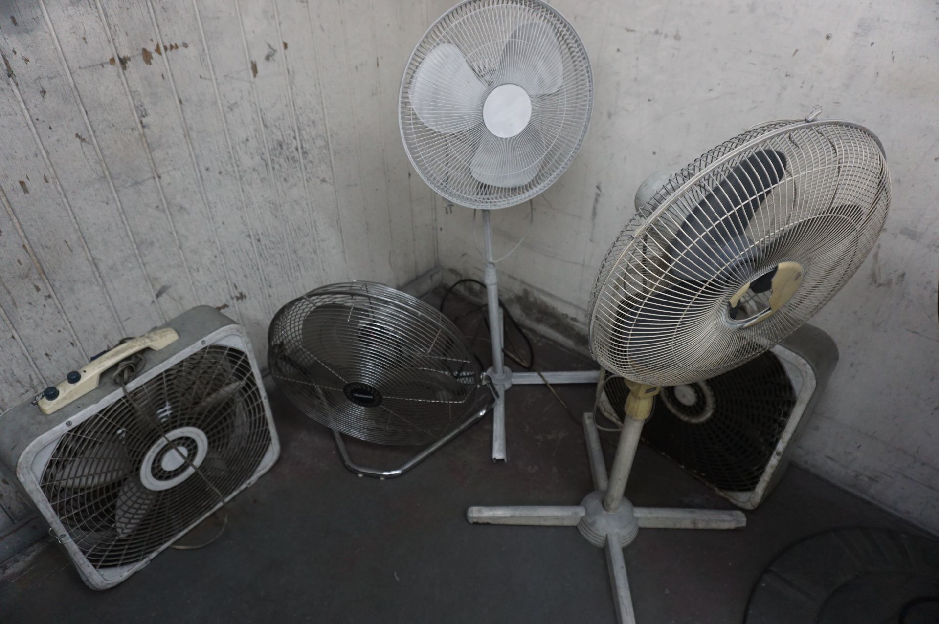 FAN LOT TO INCLUDE BUT NOT LIMITED TO: DAYTON INDUSTRIAL FAN, BIONAIRE TOWER FAN, HONEYWELL TOWER - Image 5 of 5