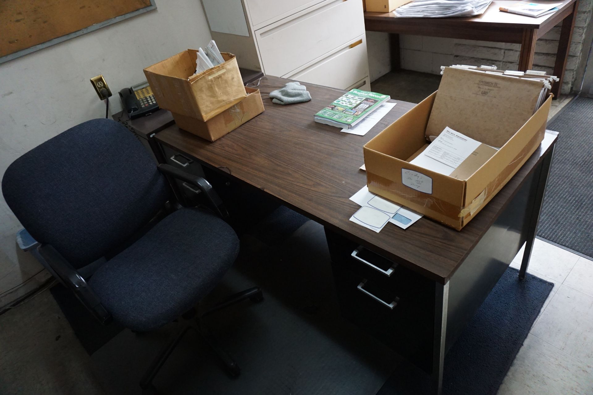 FRONT RECEPTION DESK AND OFFICE WITH CONTENTS TO INCLUDE FURNITURE ONLY: OFFICE CHAIR, OFFICE - Image 3 of 4