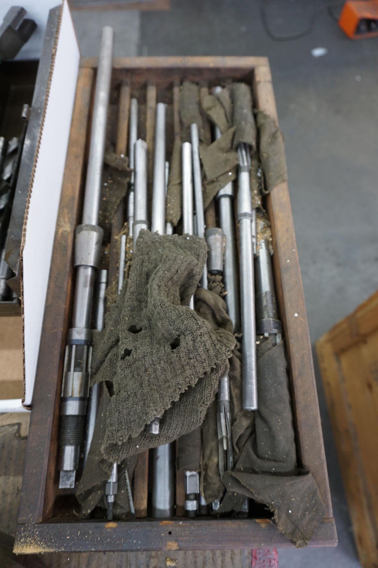 SOUTHBEND LATHE TOOLING LOT TO INCLUDE BUT NOT LIMITED TO: 4 JAW 5" CHUCK, MISC. REAMERS, - Image 5 of 5