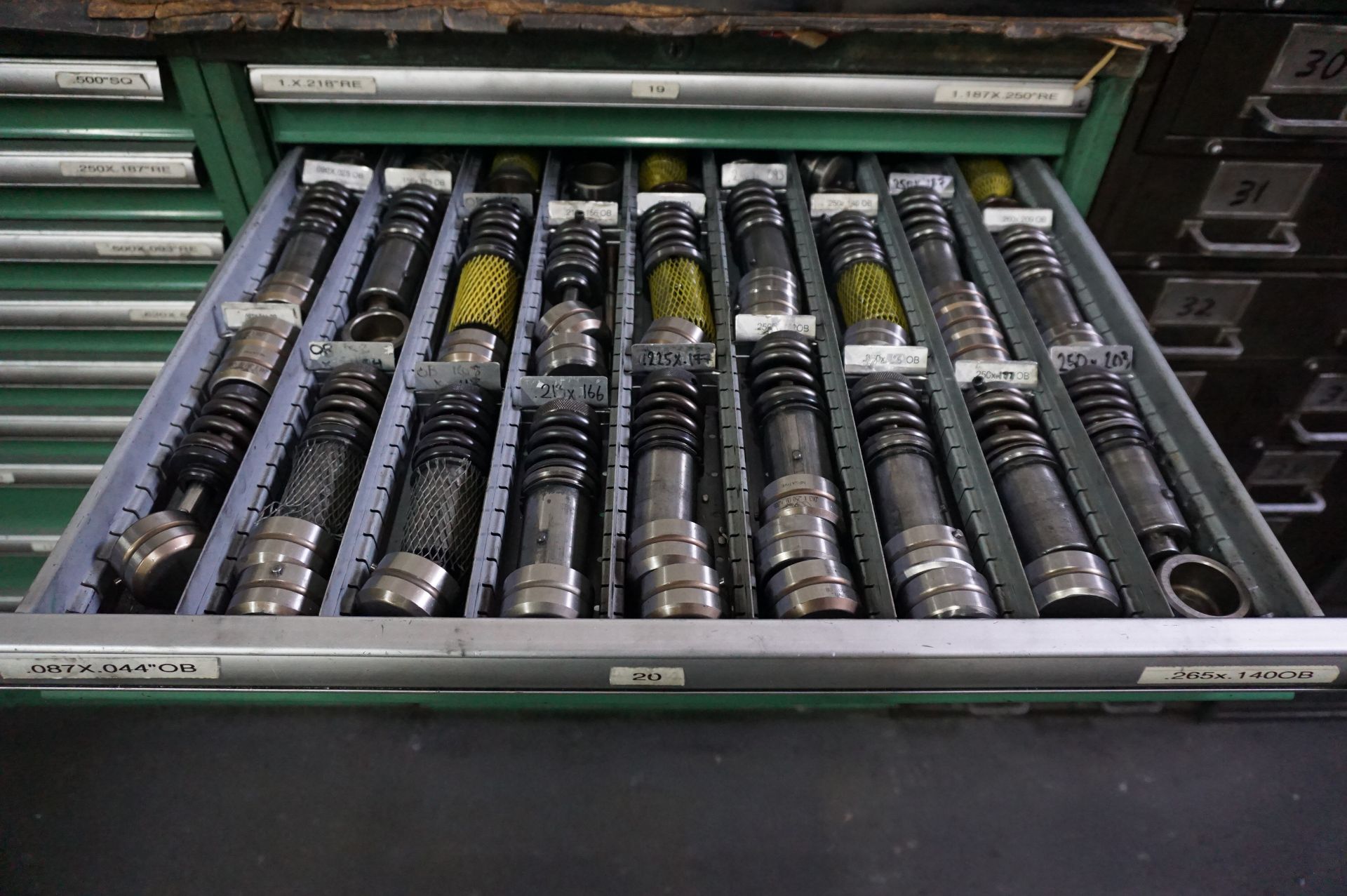 CONTENTS OF 9 DRAWER CABINET TO INCLUDE: PUNCH TOOLING 1 1/4" ORGANIZED BY SIZE, MISC. PUNCH DIES - Bild 2 aus 11