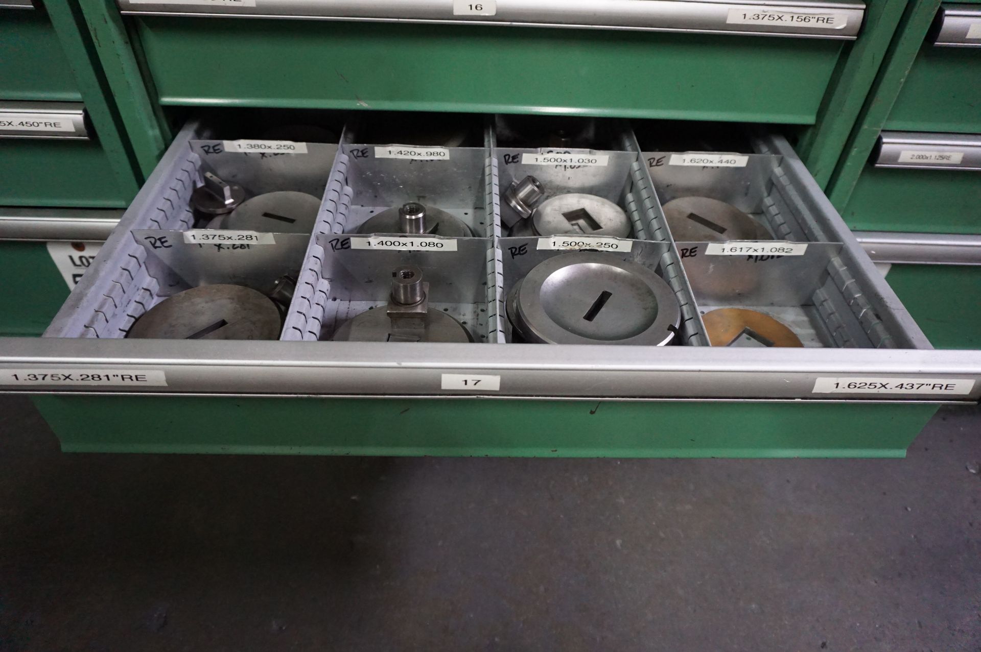 CONTENTS OF 9 DRAWER CABINET TO INCLUDE: .094" SQUARE PUNCHES - .550" SQUARE PUNCH TOOLING 1 1/4" - Bild 8 aus 9