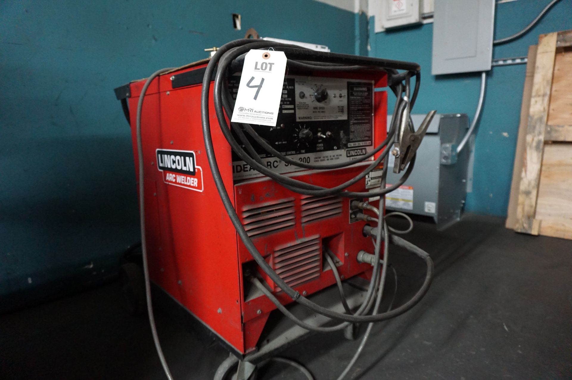 LINCOLN ARC WELDER IDEALARC SP-200 MIG WELDER, S/N AC-687147, CODE 9106 WITH REGULATOR AND WELD