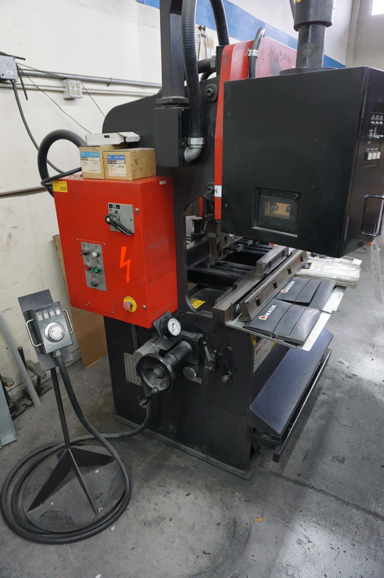 1994 AMADA RG-35S PRESS BRAKE S/N 356236 CAPACITY 35 TONS, TABLE LENGTH 47.3", MAX BENDING LENGTH - Bild 2 aus 14