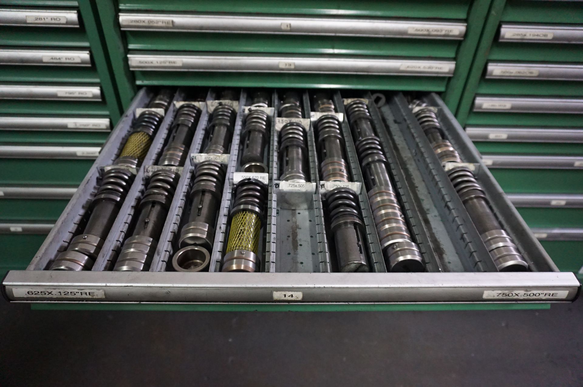 CONTENTS OF 9 DRAWER CABINET TO INCLUDE: .094" SQUARE PUNCHES - .550" SQUARE PUNCH TOOLING 1 1/4" - Bild 5 aus 9