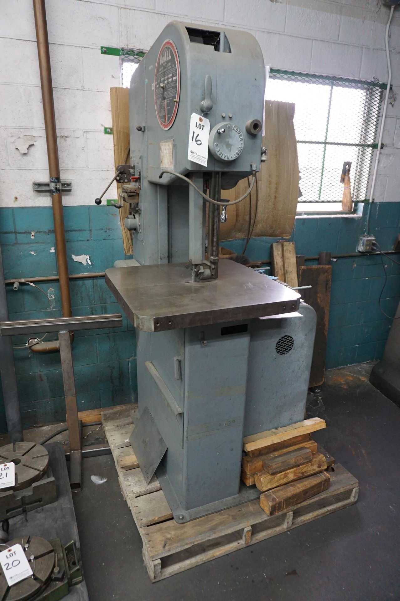 DOALL VERTICAL METAL CUTTING BANDSAW MODEL 1612-0, S/N 277-70875 WITH DOALL WELDER DBW-15 S/N 290-