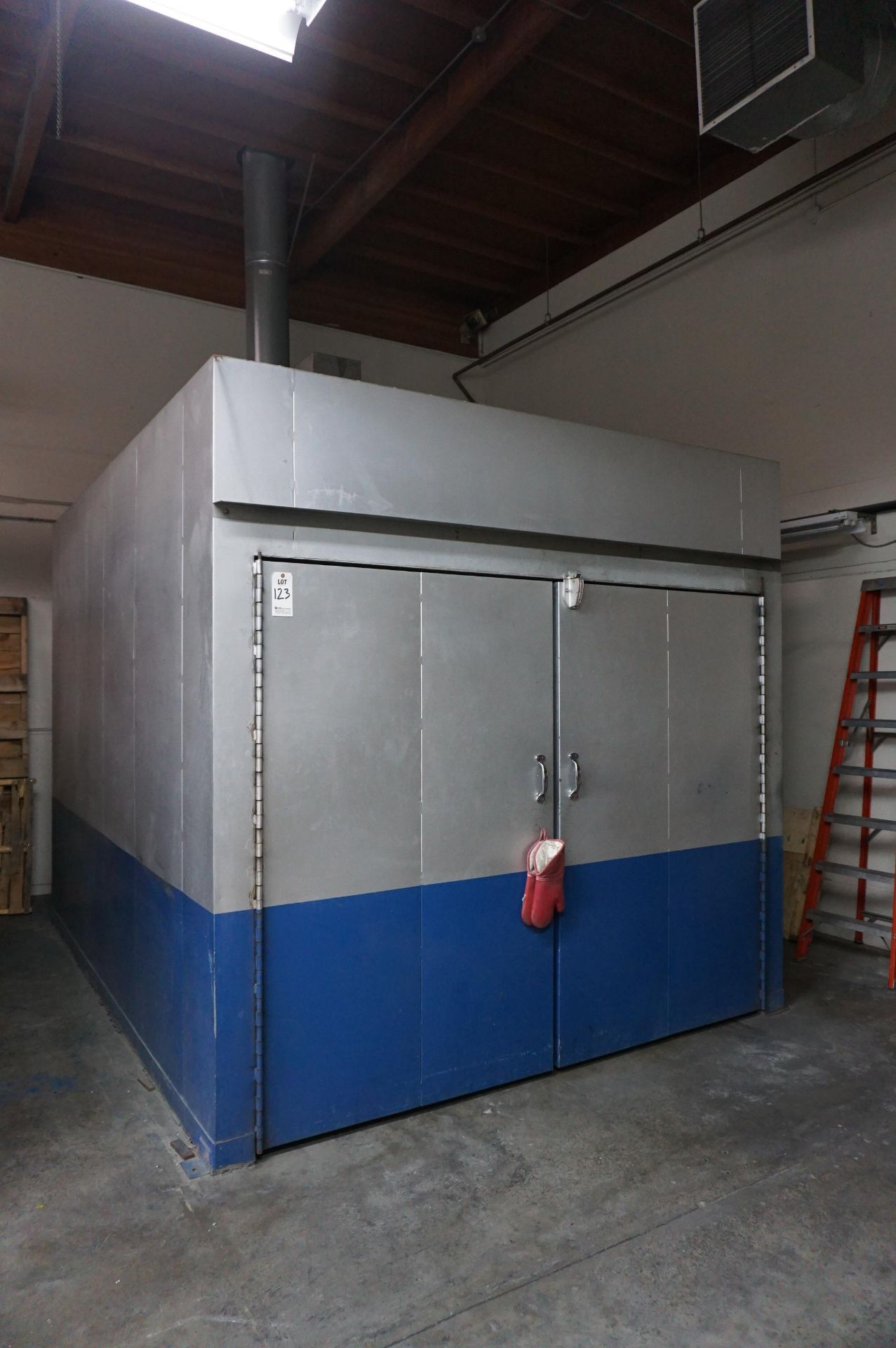 HEAT TREAT WALK IN FURNACE FOR POWDER COATING, DIMENSONS AREA 12' X 9' X 83"H, DUNGS FURNACE GAS