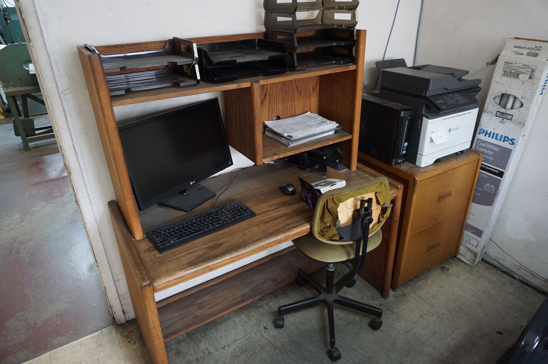 FRONT RECEPTION DESK AND OFFICE WITH CONTENTS TO INCLUDE FURNITURE ONLY: OFFICE CHAIR, OFFICE - Image 2 of 4